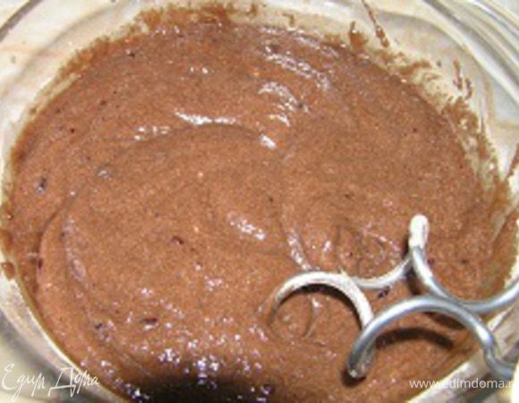 замесить полужидкое тесто с помощью миксера или обыкновенной вилки.