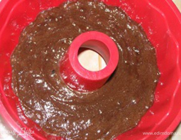 В форму для кексов вылить готовое тесто.