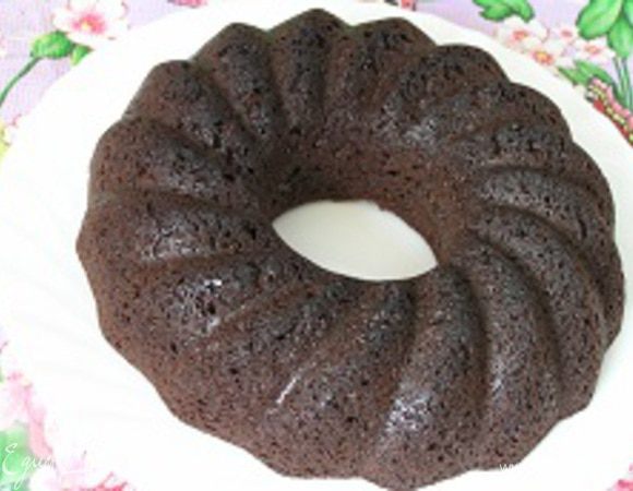 Аккуратно вынуть кекс из формы, перевернув на подготовленное блюдо. 