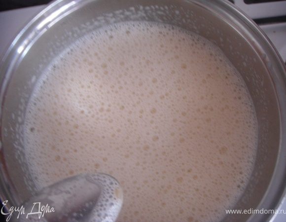 Вскипятить молоко, добавить в него зеленый чай и дать настояться, затем процедить. Отдельно взбить 3 желтка сахар и крахмал. Понемногу вливать горячее молоко в желтки, перемешивать. Влить половину всего молока. Потом тонкой струйкой влить смесь в молоко, постоянно помешивая. Довести до кипения. Снять и охладить до комнатной температуры. Положить в крем сливочное масло (предварительно размягчить и размять). Взбить.