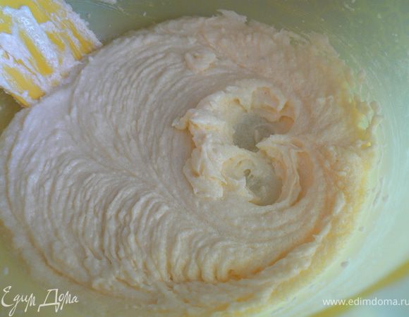 Масло и сахар взбить в.
По одному добавить яйца, хорошо размешать.
