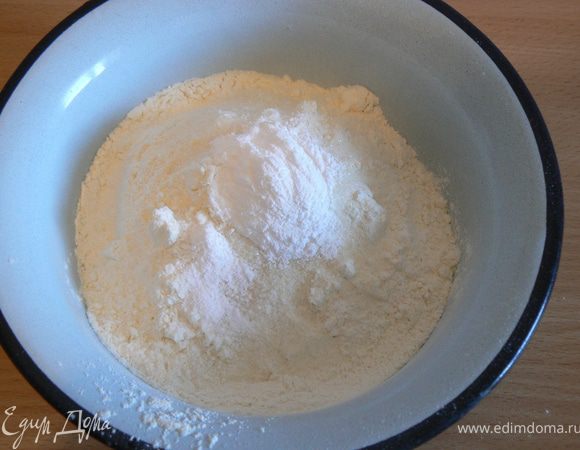 Смешать муку, соду ,какао и ванильный сахар