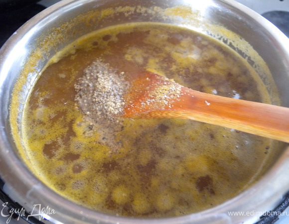 Вернемся к нашему соусу: когда закипит - добавляем соль и перец. 