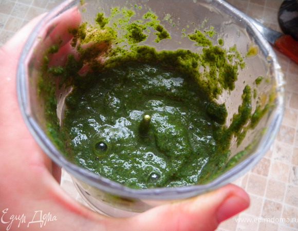 Моем и измельчаем с блендере (добавив пару ложек сливового пюре). 