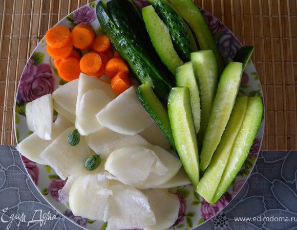 К такому мяску я люблю просто нарезку овощей. 