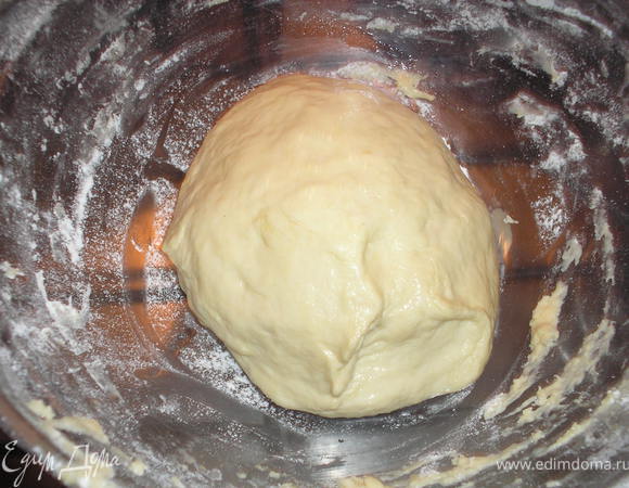 Готовим тесто: Все компоненты смешываем в мягкое тесто до достижения неприлипания к рукам. Скатываем тесто в шар, смазываем растительным маслом и оставляем постоять 30 минут.