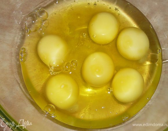 Яйца взить с сахаром до тех пор пока масса не увеличится в двое.