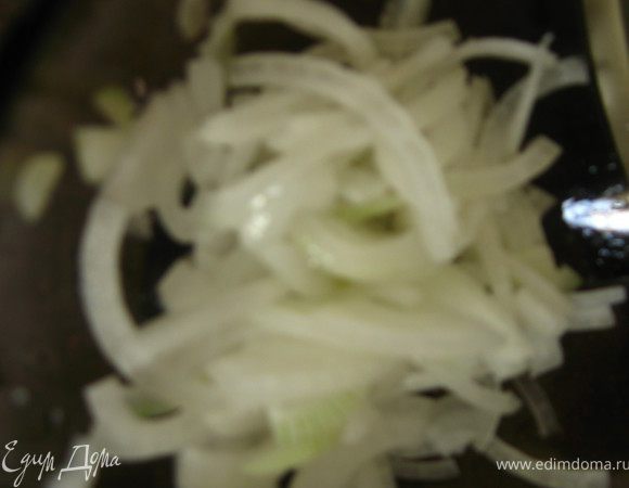 Сладкий лук режем тонко полукольцами(если нет сладкого лука, то можно заменить обычным, но предварительно залить кипятком на 15 минут)посыпаем сахаром и поливаем винным уксусом. Маринуем 15-20 минут.