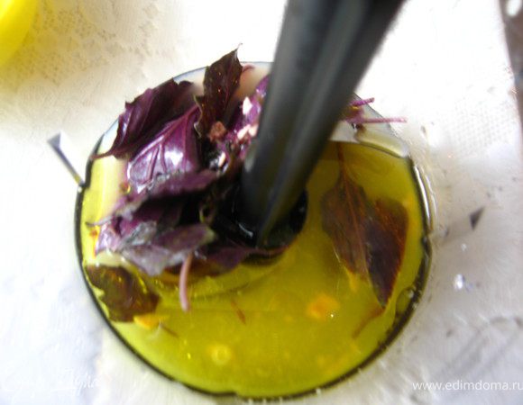 делаем соус: в блендер кладем базилик, наливаем лимонный сок, оливковое масло и бульон из банки в котором находился тунец.