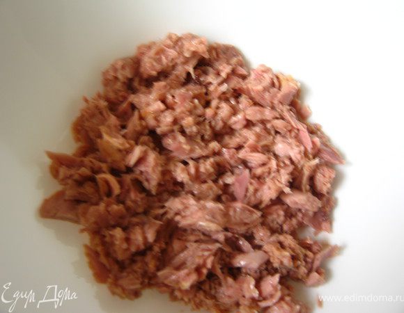 Складываем в салатницу: тунец, разминаем вилкой.