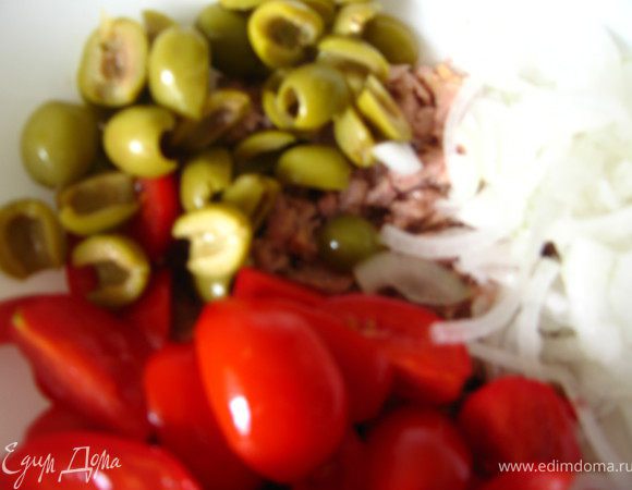 Добавляем помидоры, оливки, лук.