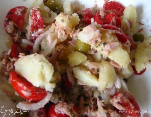 Режем картофель и отправляем туда же. Заправили соусом. Салат готов! Сервирую я салат  на листьях рукколы, но это совершенно не обязательно. Ориентируйтесь на свой вкус.