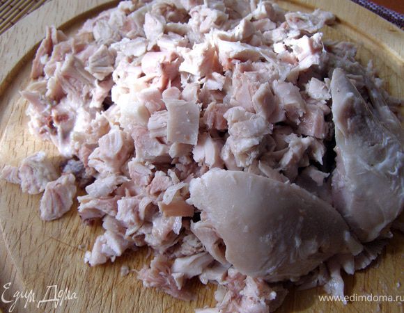 Окорочка отварить до готовности (минут 40 после закипания) со специями и солью. Охладить, порезать кубиком.