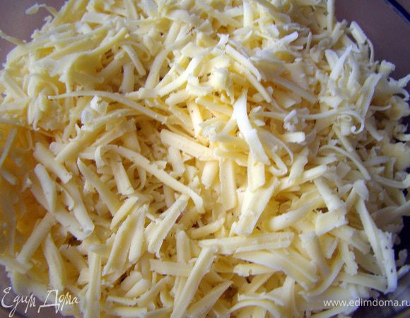 Сыр натереть на крупной тёрке. Его количество по объёму должно быть примерно равным курице.