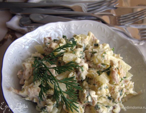 Смешать в глубокой чаше все ингредиенты, в майонез выдавить зубчик чеснока и заправить салат.