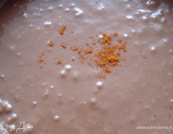 Муку просеять с разрыхлителем и содой, добавить какао и паприку. Ввести "сухие" ингредиенты в "мокрые", хорошенько взбить.