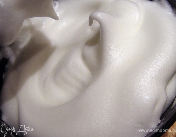 В последнюю очередь взбиваем белки с солью, постепенно добавляя ванильный сахар. Взбиваем до устойчивых пиков и аккуратно лопаткой вводим белки в тесто.