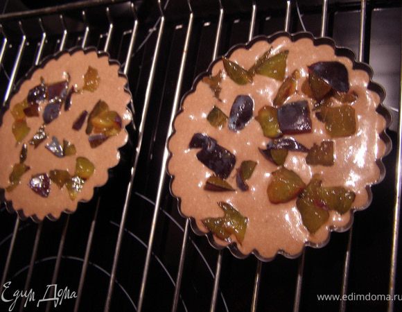 Раскладываем тесто в формочки для маффинов до верха. У меня было 12 силиконовых и 6 металлических плоских . В плоские формочки я поверх теста выложила порезанную кусочками сливу, остальные оставила без фруктов, так как сынок любит выпечку посуше.