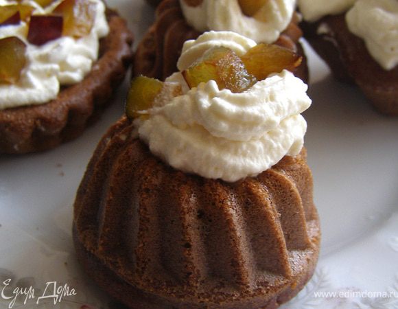 Для крема холодные сливки взбиваются с сахарной пудрой до плотной массы, в конце взбивания вводим ликёр. Украшаем пирожные сливочным кремом и кусочками слив.