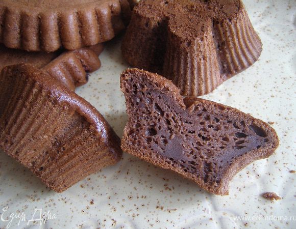 Маффины получились влажно-нежные внутри, при разрезе ножом оставался влажноватый след.