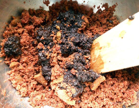 Добавить растопленный на водяной бане шоколад, размешать. Охладить немного, чтобы масса затвердела. 