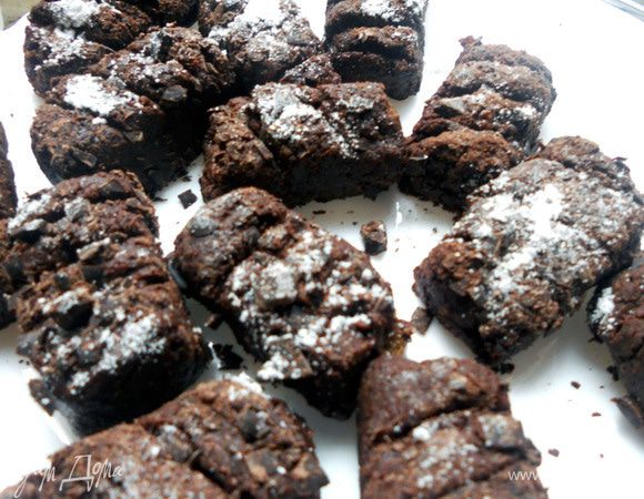 Сформировать конфеты: сначала слепить колбаски, затем нарезать их на несколько частей. Обвалять в тертом шоколаде, тупой стороной ножа сделать "надрезы". При желании присыпать сахарной пудрой. П.С. Конфеты, конечно же, на любителя, специфические, хотя я и не могу не назвать тандем хлеба и шоколада интересным. Я даже вряд ли их смогу оценить по своей шкале душевности. Так же мне кажется, что алкоголь (настойка) существенно оживит конфеты! В общем, кому-то рецепт может пригодится:)