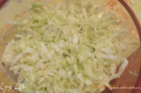 режем капусту, солим и сбрызгиваем соком лимона, потом укладываем в салатник