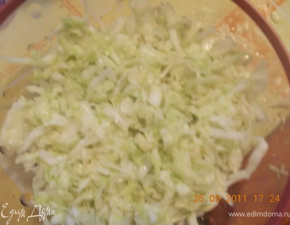 режем капусту, солим и сбрызгиваем соком лимона, потом укладываем в салатник