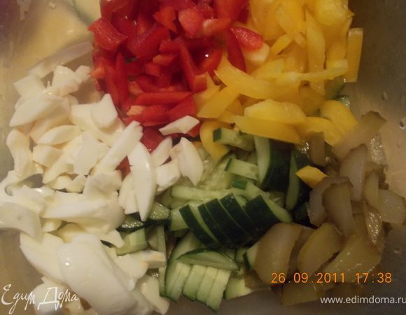 у яиц отделяем белок от желтка, желток пока отложим. Яичный белок, огурцы и перец режем соломкой
