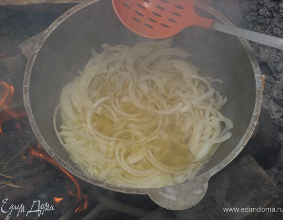 В казане хорошо разогреваем масло, и жарим  в нём лук.Лук должен приобрести коричневый цвет.