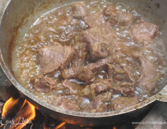 Солим мясо,бросаем в казан, жарим. Нужно довести наше мясо до масла.