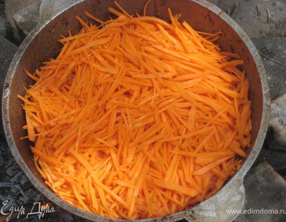 Бросаем морковь, не мешаем. Добавляем зиру и перец.