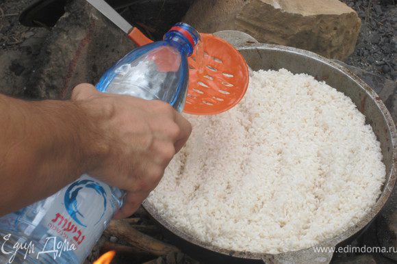 Можно положить рис и залить плов водой. Вода должна быть выше уровня риса на 2 см.