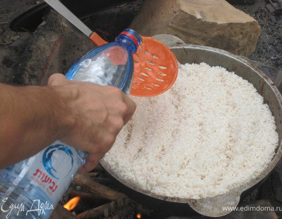 Можно положить рис и залить плов водой. Вода должна быть выше уровня риса на 2 см.