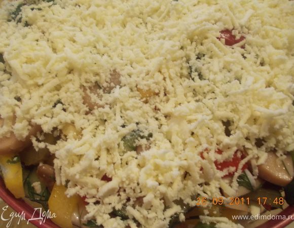 выкладываем эту красоту поверх капусты и посыпаем натёртым на мелкой тёрке желтком.
Приятного аппетита!