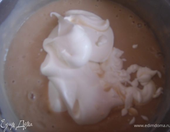 Отдельно взбить сливки, аккуратно перемешать с кремом.