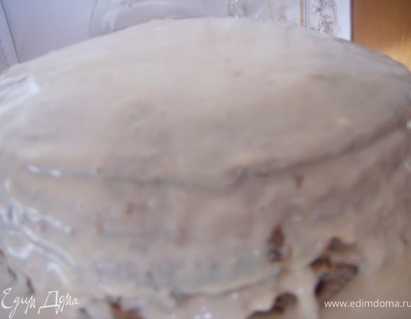 Когда блины полностью остынут положить один на тарелку, смазать тонким слоем крема. Таким образом выложить все блины аккуратной стопкой. Сверху должен быть блинчик.