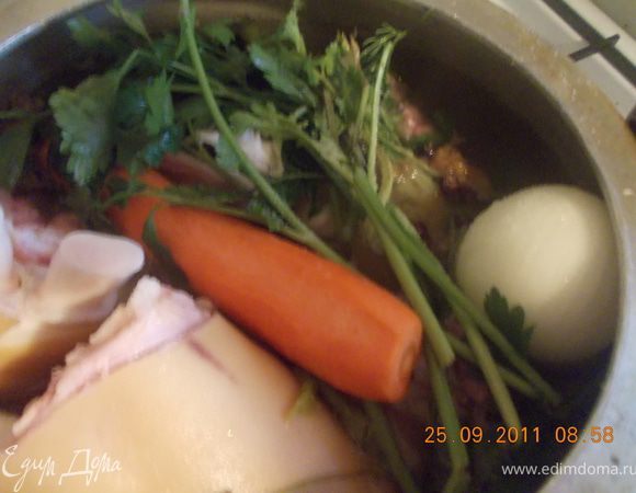 мясо моем, заливаем водой, ставим на огонь и доводим до кипения, снимаем пенку и добавляем лук, морковь. зелень, перец,соль. Накрываем кастрюлю крышкой, убавляем огонь до минимального и варим около 7 часов