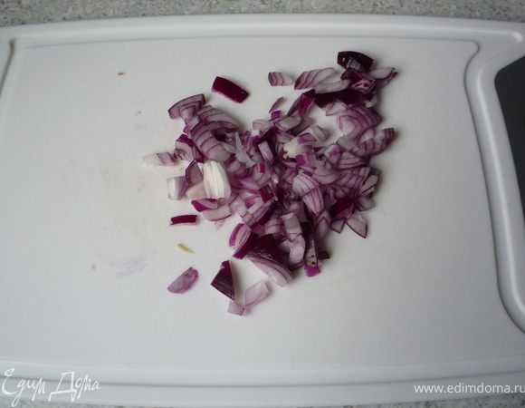 Лук почистить и мелко порубить.