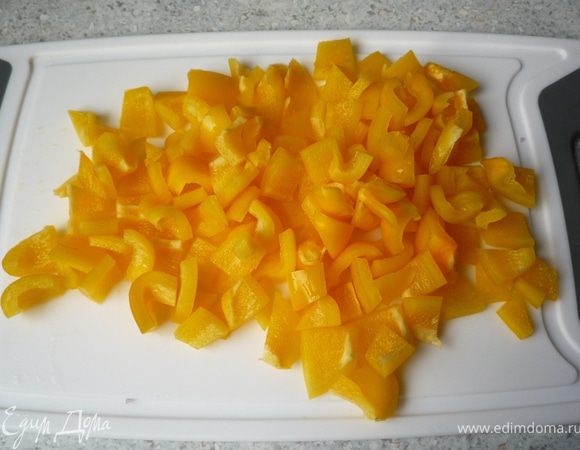 Перец помыть, разрезать на 4 части, удалить сердцевину и нарезать на небольшие кусочки.