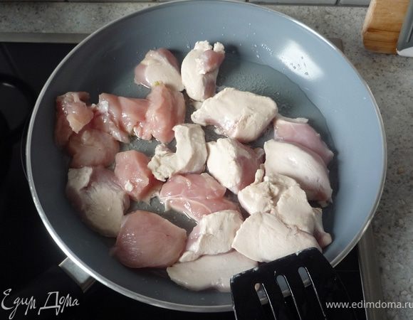 Мясо птицы нарезать небольшими кусочками и обжарить на масле. Приправить солью, перцем и паприкой.