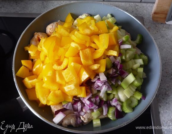 Добавить лук, перец, сельдерей и все вместе обжарить.