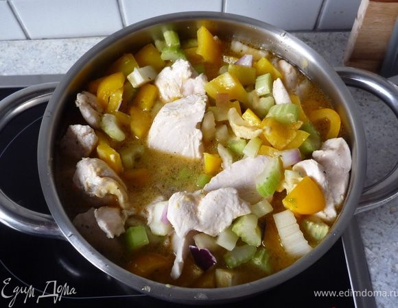 Затем добавить овощной бульон и 2ст.л. горчицы, довести до кипения и тушить 15 минут.