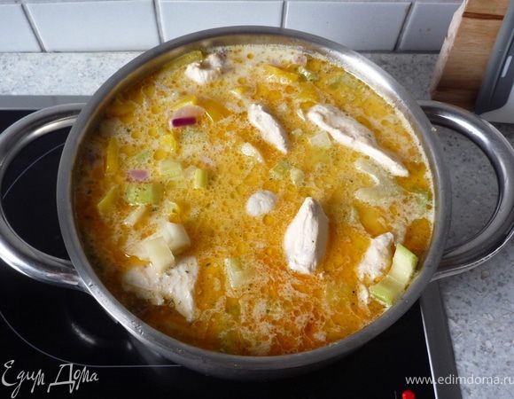 Влить сливки, дать закапеть. Приправить солью, перцем, паприкой и 1ст.л. горчицы.