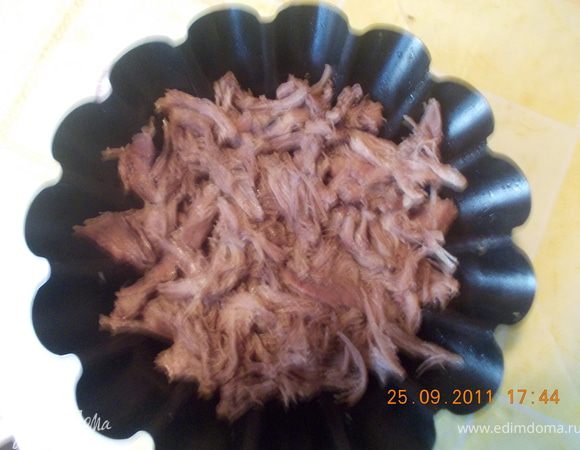 лоток для холодца у меня только один, поэтому использую ещё форму для кекса. На дно формы (лотка) кладём мясо, у меня любят много мяса .