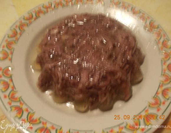 застывший холодец в форме опускаем на 2-3 секунды в горячую воду и переворачиваем на тарелку.
Приятного аппетита!