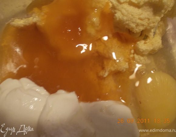 масло растереть с сахаром, добавить мёд, яйцо, сметану, соду и хорошо перемешать