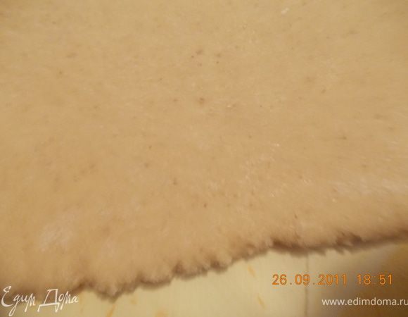 затем раскатать тесто толщиной 5-7 мм, не тоньше