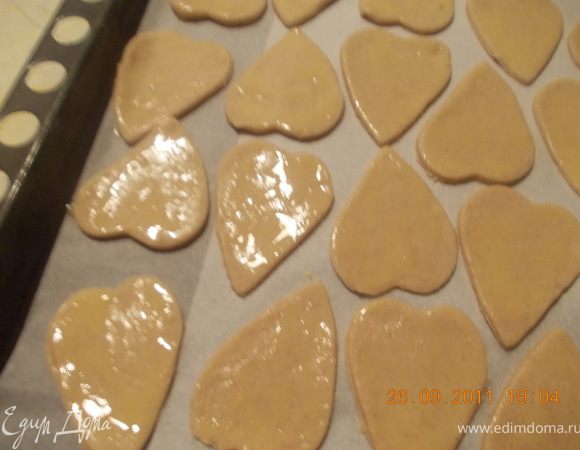 нарезать формочкой пряники, уложить на противень, смазать желтком и в духовку. 220гр, пекутся очень быстро, время я засечь не успела, достала, чтобы посмотреть, а пряники готовы!
Приятного чаепития!