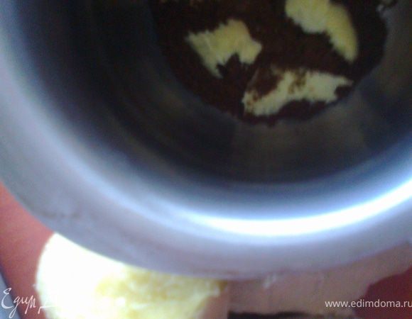 Всё просто,как"дважды два":любимый кофе насыпаем в турку+корица+4кусочка имбиря без кожицы+вода.Нагреваем до пенки,выключаем,настаиваем под блюдцем пару минут.